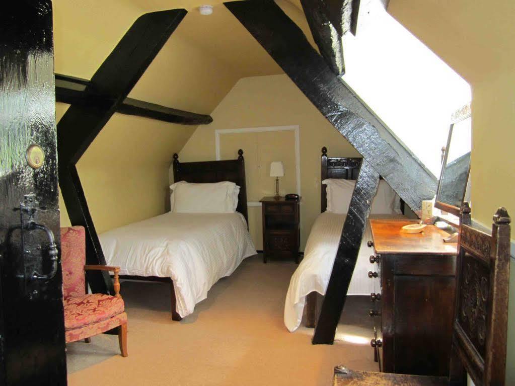 The Three Cocks Coaching Inn Glasbury Екстериор снимка